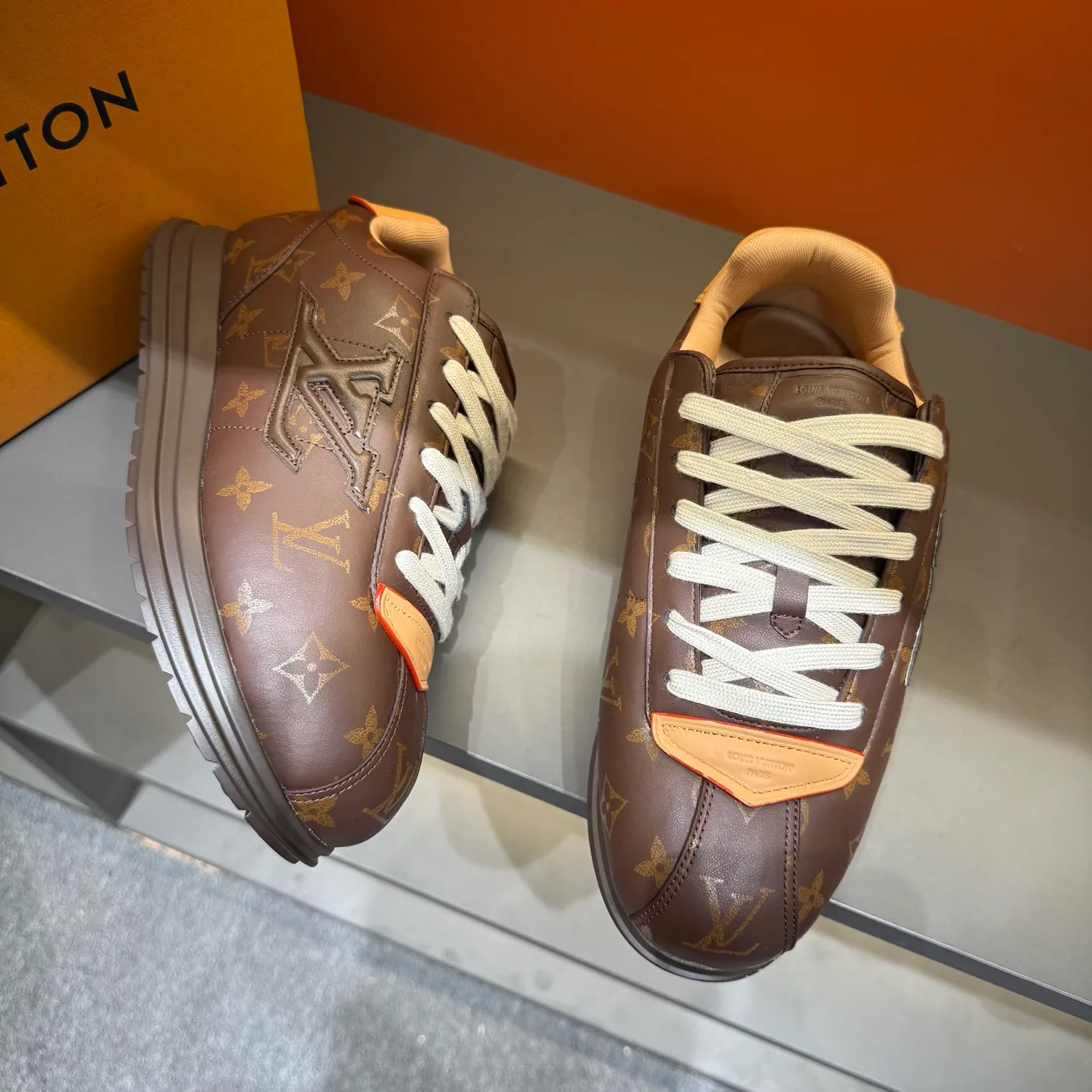 P540 Size 38-45 LV 🫏The colorful interpretation of BUTTERSOFT sneakers combines sheepskin, The colorful interpretation of LV BUTTERSOFT sneakers combines sheepskin and calfskin, bringing a super soft feel. Designed by Pharrell Williams, this '60s-inspired shoe features a padded upper that's been crafted by Louis Vuitton craftsmen to further enhance the comfort of the leather. In addition to the LV initials, it features multiple signatures, including natural leather trim and an embossed pattern of Pharrell Williams and lobster on the side, referencing the Fall/Winter 2025 men’s show. A must-have artifact for fashionistas✅